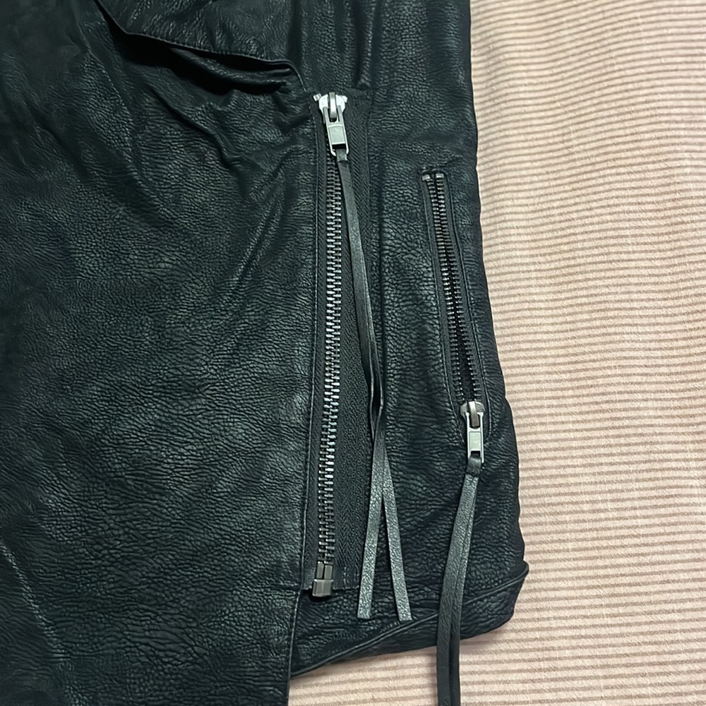 Divided Black Sleeveless Vest - Picture 4 of 13